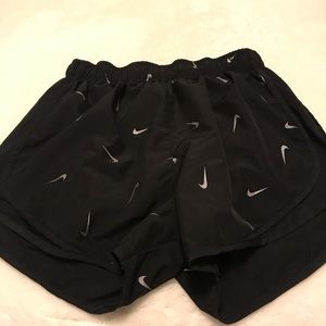 Nike shorts (M)